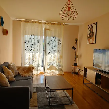 Privee Avec Balcon De 3,5 M2 Dans Un Avec Parties Communes Partagees Daire *