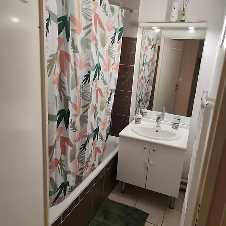 Privee Avec Balcon De 3,5 M2 Dans Un Avec Parties Communes Partagees *